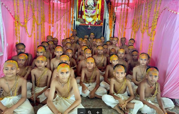श्री-कल्लाजी-वेद-विद्यालय-के-नवप्रवेशी-बटुकों-का-सामूहिक-उपनयन.jpg