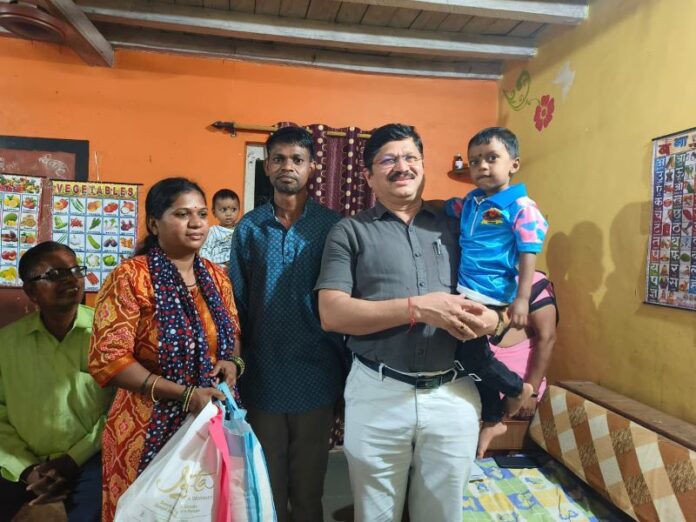 Palghar - कुपोषित बच्चों के पोषण के साथ परिवारों को आर्थिक रूप से सक्षम बनाने पर जोर, सफाले में सीईओ मनोज रानडे ने दत्तक बालक के घर पहुंचकर लिया स्वास्थ्य व पोषण का जायजा